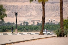 Blick von Karnak auf den Totentempel (herangezoomt)